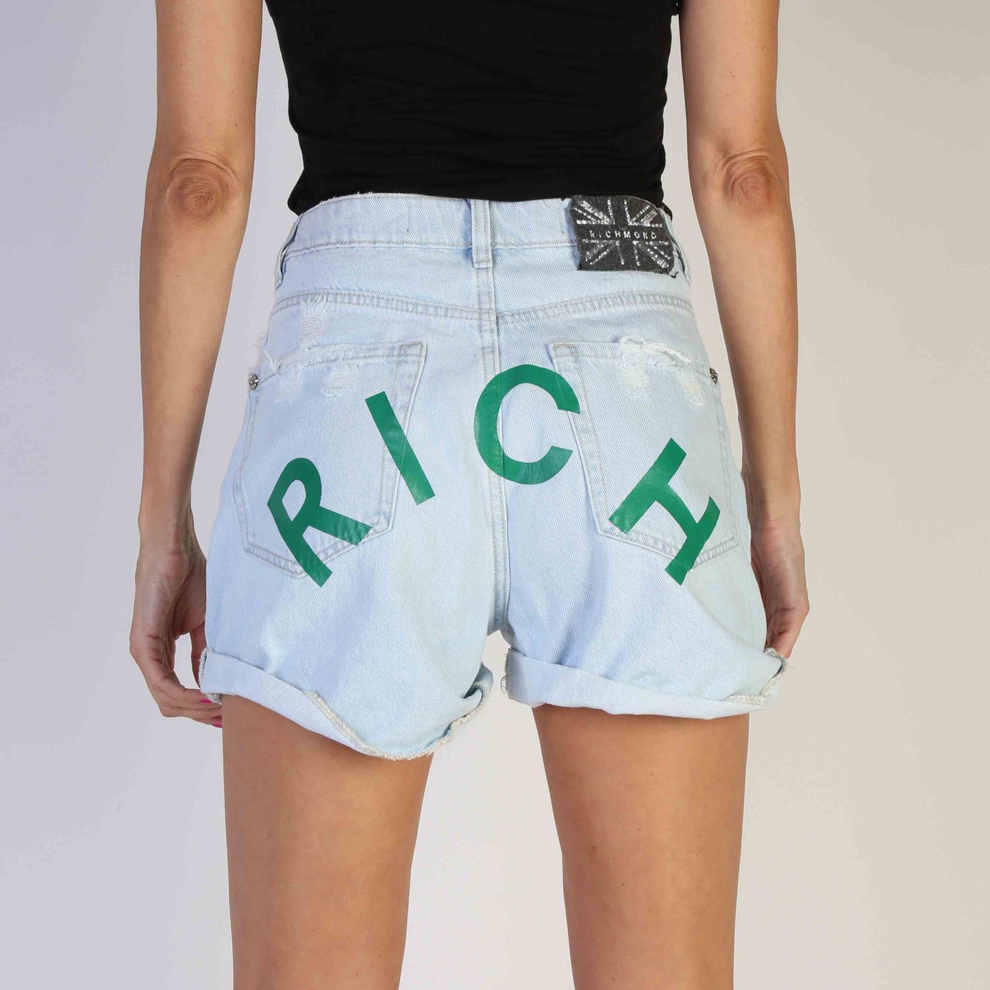 Bermuda John Richmond en Jean Bleu avec inscription "RICH" verte