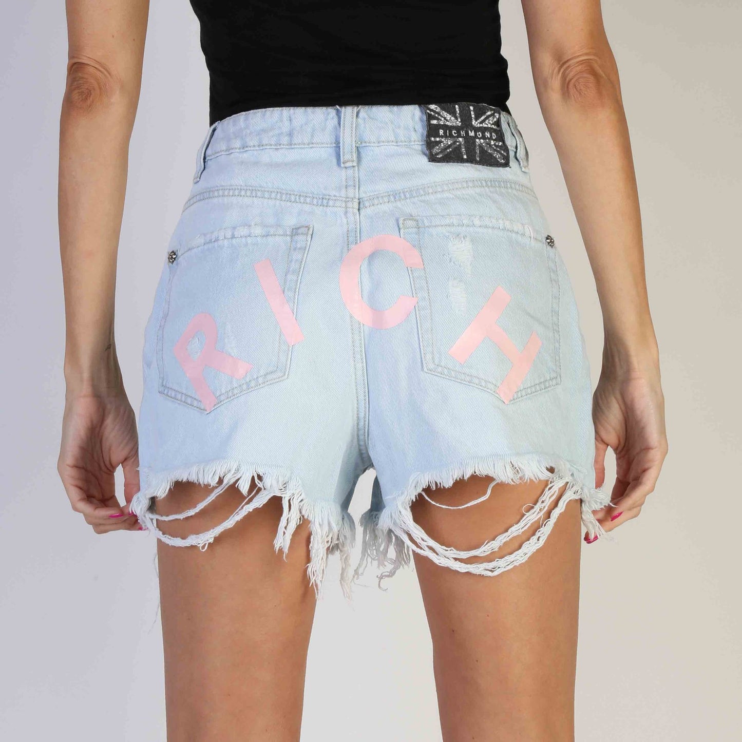 Bermuda John Richmond en Jean Bleu avec inscription "RICH" rose